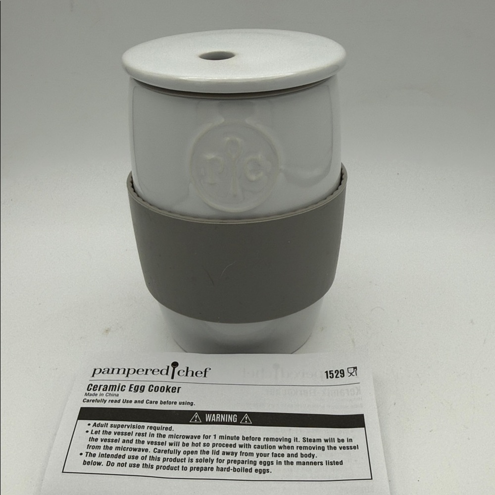 Pampered Chef White Ceramic egg oatmeal Cooker w/ Gray silicone Grip vent hole